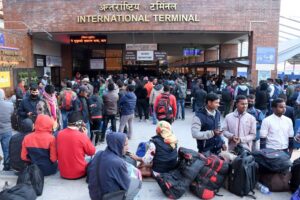 एकै बर्ष २० लाख भन्दा बढी नेपालीले देश छाडेको अनुमान: गत बर्ष मात्रै ८ लाख रोजगारी खोज्दै विदेशिए