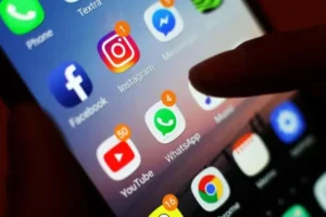 सामाजिक सञ्जालबाट मासिक करोडौँ कमाउँदै नेपाल- तर तिनलाई दर्ता गराउन धौधौ