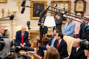 मार्क कार्नी र ट्रम्पबीच भेट: क्यानडालाई फेरि अमेरिकी राज्य बन्न ट्रम्पको प्रस्ताव, आफ्नो देश बिक्रीको लागि नभएको कार्नीको जवाफ