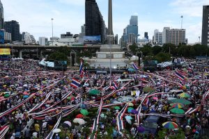 थाइल्याण्डका प्रधानमन्त्रीको राजीनामा माग्दै हजारौँ नेता तथा सर्वसाधारण सडकमा