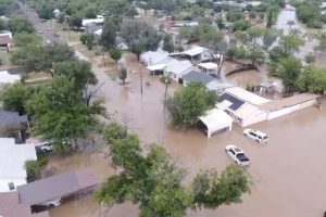 अमेरिकाको टेक्ससमा भीषण बाढी: दर्जनौ बालबालिकाहरू बेपत्ता, ३७ जनाको मृत्यु