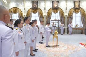 मन्त्रिपरिषद् पुनर्गठनपछि थाई राजाद्वारा नयाँ मन्त्रीहरूलाई शपथग्रहण