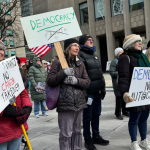 क्यानडामा ट्रम्प विरोधी प्रदर्शन: टोरन्टोस्थित अमेरिकी वाणिज्य दूतावास बाहिर ‘नो किंग्स’ विरोध प्रदर्शनमा सयौं सहभागी