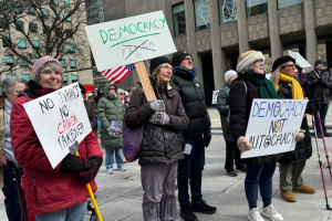 क्यानडामा ट्रम्प विरोधी प्रदर्शन: टोरन्टोस्थित अमेरिकी वाणिज्य दूतावास बाहिर ‘नो किंग्स’ विरोध प्रदर्शनमा सयौं सहभागी