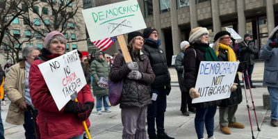 क्यानडामा ट्रम्प विरोधी प्रदर्शन: टोरन्टोस्थित अमेरिकी वाणिज्य दूतावास बाहिर ‘नो किंग्स’ विरोध प्रदर्शनमा सयौं सहभागी