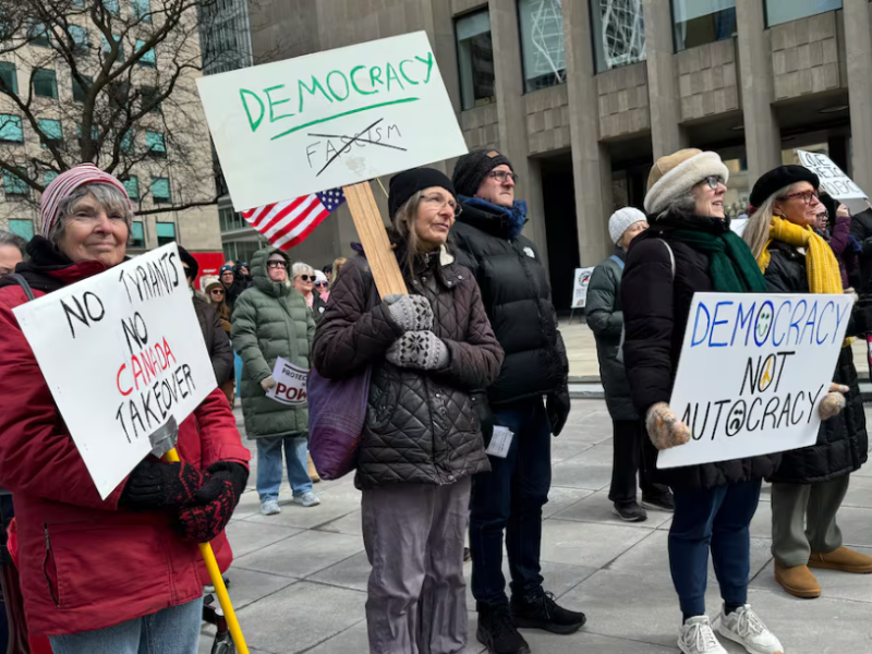 क्यानडामा ट्रम्प विरोधी प्रदर्शन: टोरन्टोस्थित अमेरिकी वाणिज्य दूतावास बाहिर ‘नो किंग्स’ विरोध प्रदर्शनमा सयौं सहभागी