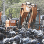 थापाथली सुकुमवासी बस्तीमा डोजर प्रवेश, सामान सार्न प्रहरीको सहयोग