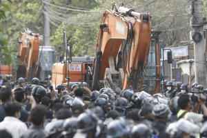 थापाथली सुकुमवासी बस्तीमा डोजर प्रवेश, सामान सार्न प्रहरीको सहयोग