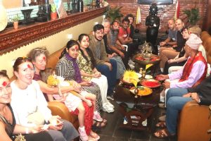 ठमेलमा विदेशी पर्यटकले पनि लगाए बडादसैँको टीका