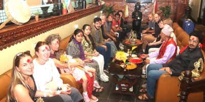 ठमेलमा विदेशी पर्यटकले पनि लगाए बडादसैँको टीका